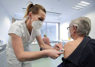 Михаил Мурашко - Эксперты разрешили использовать "Спутник Лайт" для пожилых - tvc.ru