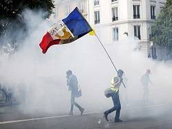 Беспорядки во Франции: полиция широко использовала газ - newsland.com - Франция