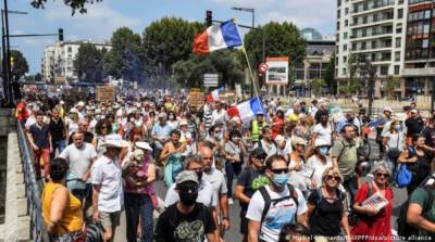 Во Франции люди продолжают протестовать против новых карантинных правил - ru.slovoidilo.ua - Франция - Украина - Париж - По