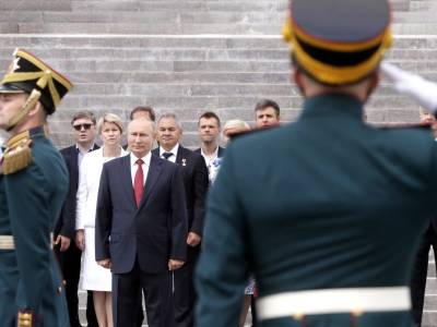 Владимир Путин - Путин решил разово дать денег всем пенсионерам и военнослужащим - bloknot.ru - Россия