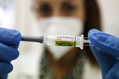 Вакцины от гриппа стали слабее из-за борьбы с COVID-19 - lenta.ru