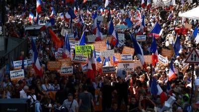 Мирные демонстрации противников санпропусков во Франции переросли в погромы - 5-tv.ru - Франция