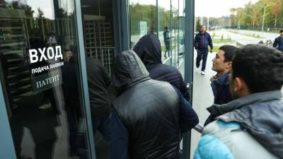 МВД рекомендовало мигрантам урегулировать правовой статус до 30 сентября - iz.ru - Россия - Израиль
