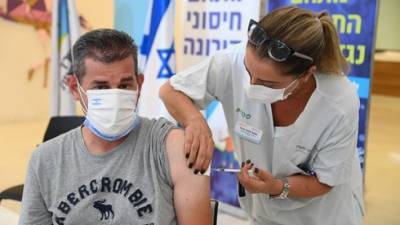 В Израиле началась вакцинация людей старше 30 лет третьей дозой - vesty.co.il - Израиль