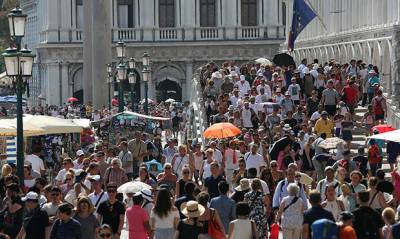 Власти Венеции введут платный въезд в город из-за роста туристического потока - og.ru - Россия - Китай