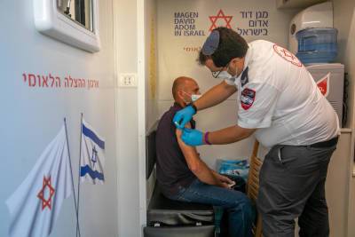 Минздрав разрешил колоть третью дозу вакцины 30-летним - news.israelinfo.co.il - Израиль