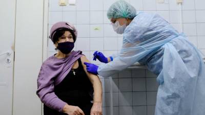 Новые правила вакцинации пенсионеров от COVID-19 ввёл Минздрав - continent.news - Россия