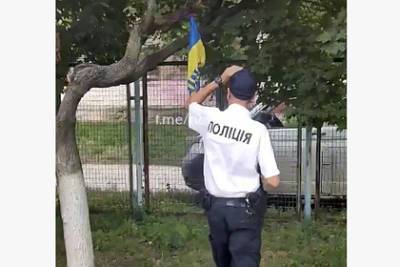 В Киеве подростки сожгли флаг Украины в День независимости республики - lenta.ru - Украина - Киев