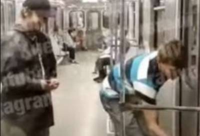Подростки портили вагоны метро в Киеве, другие пассажиры не реагировали: видео - politeka.net - Украина - Киев