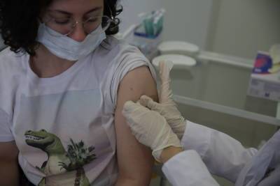 Более половины учителей петербургских школ вакцинировались от COVID-19 - spb.mk.ru - Санкт-Петербург