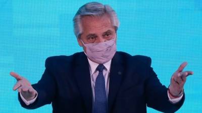 Альберто Фернандес - Аргентинцы вынудили президента отказаться от половины зарплаты из-за коронавируса - 5-tv.ru - Аргентина