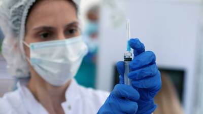 Кабмин выделил средства на выплаты медикам, проводящим вакцинацию от COVID-19 - russian.rt.com - Россия