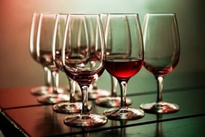 Александр Мясников - Доктор Мясников заявил о пользе красного вина для смягчения постковидного синдрома - govoritmoskva.ru - Россия