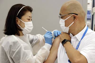В Японии два человека умерли после вакцинации Moderna с примесями - lenta.ru - Япония - Индия