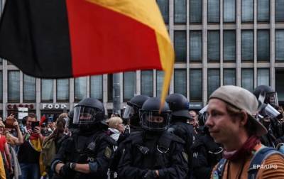 В Берлине тысячи людей протестовали против карантинных против мер - korrespondent.net - Украина - Германия - Берлин
