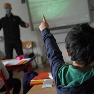 В США невакцинированный учитель вызвал вспышку коронавируса в школе - reporter-ua.com - Сша