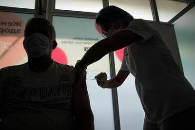 Не желающие делать прививки от COVID-19 россияне оказались троечниками - lenta.ru