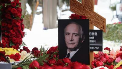 Цветы и фото в целлофане: на могиле Ланового до сих пор не установлен памятник - inforeactor.ru