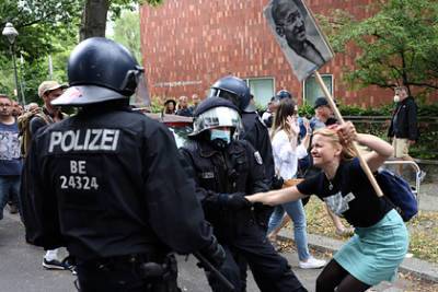 Десятки полицейских пострадали в ходе протестов в Берлине - lenta.ru - Германия - Берлин