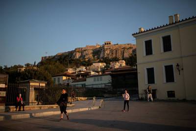 Греция ужесточила ограничительные меры для туристов по всей стране - lenta.ru - Греция
