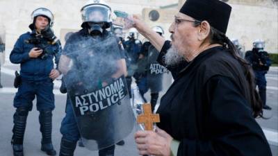 Полиция слезоточивым газом разогнала участников антипрививочной акции в Афинах - 5-tv.ru - Греция - Афины
