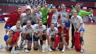 Российские гандболистки сыграют с норвежками в полуфинале ОИ - iz.ru - Норвегия - Израиль - Черногория - Токио - Венгрия