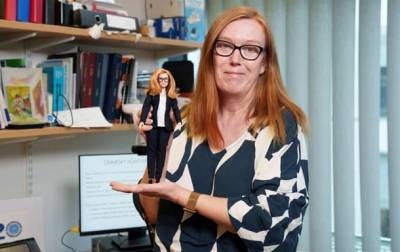 Сара Гилберт - Mattel выпустила Барби в честь создательницы вакцины от COVID - korrespondent.net - Украина