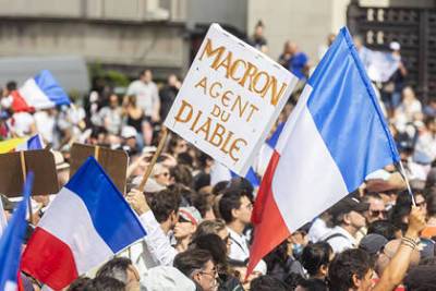 Эммануэль Макрон - Макрон обвинил протестующих французов в потере чувства реальности - lenta.ru - Франция
