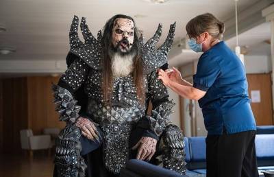 Лидер рок-группы Lordi явился на вакцинацию от коронавируса в костюме монстра - ont.by - Белоруссия - Финляндия - Рованиеми