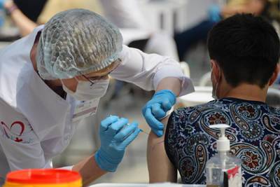 Ученые заявили о падении эффективности вакцин от коронавируса - lenta.ru