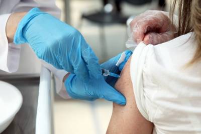 Ученые заявили о снижении эффективности вакцин от коронавируса - mk.ru - Англия
