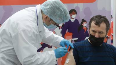 Анна Попова - В России 70% жителей в 14 регионах получили первую дозу вакцины - iz.ru - Россия - Израиль