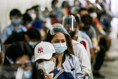 Филиппинцы выстроились в километровые очереди на вакцинацию из-за денег - lenta.ru - Филиппины - Манила