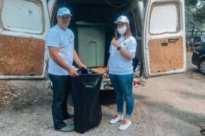 В Курске волонтеры в рамках проекта «Чистая помощь» помогают пенсионерам выносить мусор - chr.mk.ru - Курск