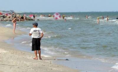 Курьез: в Кирилловке заметили туриста, который не снимает защитную маску даже в море. ФОТО - enovosty.com