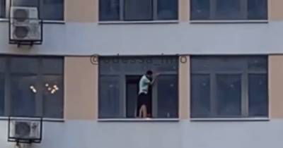 Одессит вышел на карниз 11 этажа, чтобы помыть окно (видео) - odessa-life.od.ua - Украина - Одесса