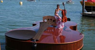 В Венеции появилась гигантская лодка в виде скрипки - ren.tv - Венеция