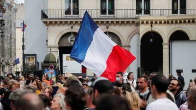 В Париже проходят протесты против ограничений из-за COVID-19 - russian.rt.com - Франция - Париж