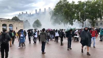Во Франции полиция применила слезоточивый газ против митингующих - iz.ru - Франция - Париж - Израиль