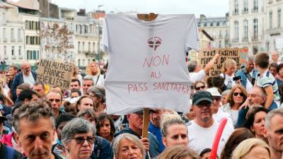 Во Франции десятки тысяч протестовали против "санитарной диктатуры" - svoboda.org - Франция