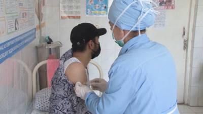 Зарина Абдуназарова - Прививка от COVID-19: в Таджикистане вторую дозу вакцины получили около 8% населения - mir24.tv - Таджикистан