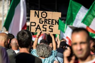 Тысячи демонстрантов вышли на улицы итальянских городов против введения пропуска "Green pass" - unn.com.ua - Украина - Италия - Киев