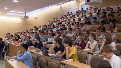Вести. Минобрнауки разъяснило, как будут учиться непривитые студенты - vesti.ru