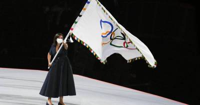 Томас Бах - Президент МОК передал олимпийский флаг мэру Парижа - ren.tv - Япония - Париж - Токио