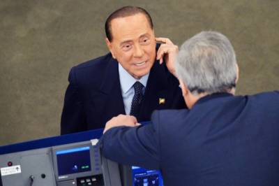 Сильвио Берлускони - Экс-премьер Италии Берлускони вновь госпитализирован - СМИ - aif.ru - Италия