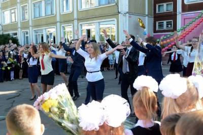 Старая гвардия ругает ЕГЭ, а молодые стримят из-под микроскопа - tver.mk.ru - Тверская обл.