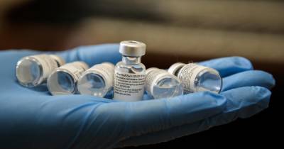 Британские врачи заявили о порче 800 тысяч доз вакцины AstraZeneca - ren.tv - Англия