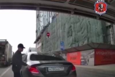 В Москве задержали водителя Mercedes, снявшего в пробке госномера - yur-gazeta.ru - Россия - Москва