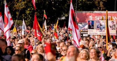 ФОТО: Несколько тысяч людей в Вильнюсе протестуют против антиковидных ограничений - rus.delfi.lv - Вильнюс - Латвия - Литва