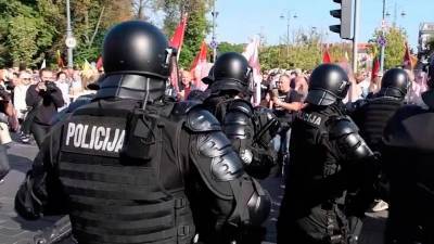 В Вильнюсе митинг против коронавирусных ограничений закончился беспорядками - 1tv.ru - Франция - Вильнюс